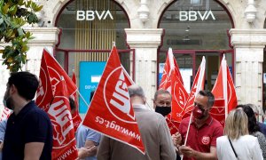 Trabajadores del BBVA concentrados frente a una sucursal del banco en Valladolid, durante la huelga convocada para protestar por los despidos que plantea la entidad bancaria. EFE/ Nacho Gallego