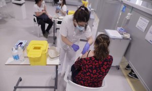 Una persona recibe la segunda dosis de la vacuna contra el Covid-19, a 1 de junio de 2021, en el Hospital Isabel Zendal, en Madrid, (España)