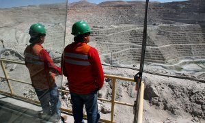 Imagen de archivo de dos mineros observando las excavaciones en una mina. - REUTERS