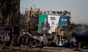 Imagen de archivo de varios manifestantes palestinos recibiendo ataques del Ejército de Israel, cerca del puesto de control de Hawara, en Nablús (Cisjordania). - REUTERS