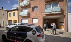 Vista del domicilio de la localidad de Porqueres (Girona), en donde un hombre asesinó a su pareja para posteriormente acudir a la comisaría de la vecina localidad de Banyoles para confesar el crimen, quedando detenido por los Mossos.