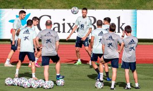 "Qué poca vergüenza": críticas ante la noticia de que Sanidad estudia vacunar ya a la selección de fútbol