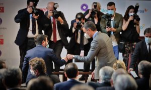 El president de la Generalitat, Pere Aragonés (i) y el presidente del Gobierno, Pedro Sánchez (d), se saludan durante la entrega de la medalla del 250 aniversario de Foment del Treball al editor de ‘La Vanguardia’, Javier Godó,