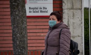 16 de abril de 2020.Una mujer camina al lado del Hospital de Día de Salud Mental de Navarra durante la primera ola de la pandemia.