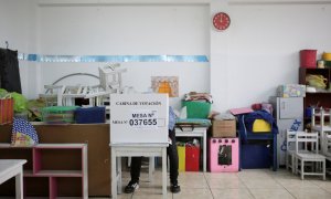Un votante deposita su voto en una mesa de votación instalada en una escuela, en una segunda vuelta de las elecciones presidenciales entre la candidata de derecha Keiko Fujimori y el socialista Pedro Castillo.