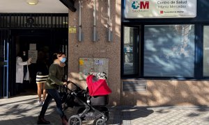 Una mujer con un carrito de bebé pasa por delante del Centro de Salud Infanta Mercedes, en el distrito de Tetúan, en Madrid (España), a 26 de octubre de 2020.