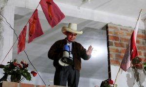 El candidato a la presidencia de Perú Pedro Castillo saluda a sus seguidores en Tacabamba. REUTERS/Alessandro Cinque