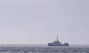 En la imagen, el buque "Ángeles Alvariño" fotografiado este lunes frente a la bahía del puerto de Santa Cruz de Tenerife, donde continúa la búsqueda de las niñas Anna y Olivia.