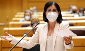 La ministra de Sanidad, Carolina Darias, interviene durante la sesión de control al Gobierno celebrada en el Senado, este martes en Madrid.