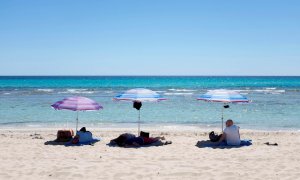 Varios bañistas disfrutan de un soleado día en la playa de Son Bou, este lunes en Menorca.