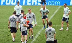 Luis Enrique da instrucciones a los jugadores de la selección durante un entrenamiento