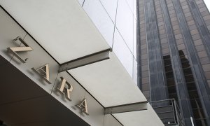 El logo de Zara, la principal enseña del grupo de moda Inditext, en una de sus tiendas en el centro de Madrid. E.P./Cézaro De Luca