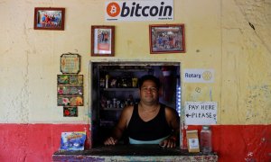 Roberto Carlos Silva, dueño de la tienda La Zontena, posa en su negocio donde acepta Bitcoins, en Playa El Zonte en Chiltiupán, El Salvador. REUTERS / José Cabezas
