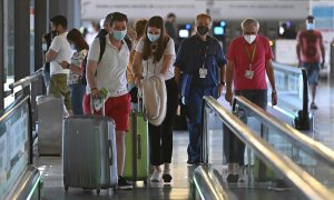 Varios turistas caminan por la terminal 4 del aeropuerto Adolfo Suárez Madrid Barajas el lunes 7 de junio de 2021.