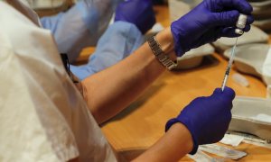 9/06/2021.- Una sanitaria prepara una dosis de la vacuna contra la covid-19 en el Hospital Severo Ochoa de Leganés, Madrid