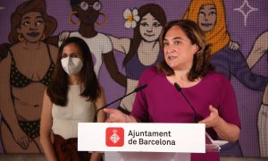 L'alcaldessa de Barcelona, Ada Colau, i la ministra de Drets Socials i Agenda 2030, Ione Belarra, atenent als mitjans en una visita conjunta a l'Espai Química Joves de Barcelona