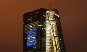 El logo del euro en la fachada del rascacielos donde tiene su sede el BCE en Fráncfort. REUTERS/Kai Pfaffenbach