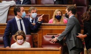 El líder y el secretario general del PP, Pablo Casado (d) y Teodoro García Egea, respectivamente, al inicio de la sesión de control al Gobierno de este miércoles en el Congreso centrada en los indultos a los presos del "procés" y a la que no asiste Pedro