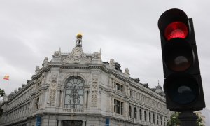 Un semáforo en rojo cerca del edificio de la sede del Banco de España en Madrid. E.P./Isabel Infantes