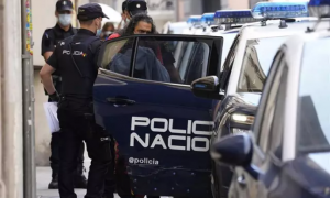 Diego El Cigala sale detenido de la comisaría para pasar a disposición judicial.