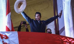 El candidato izquierdista a la presidencia de Perú Pedro Castillo saluda a seguidores desde un balcón de la sede de su partido Perú Libre, en Lima (Perú).