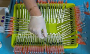 Una enfermera del Servicio Murciano de Salud prepara jeringuillas con dosis de la vacuna contra la covid-19.
