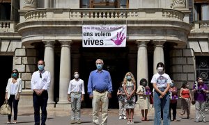 El alcalde de València, Joan Ribó (c) junto a la corporación municipal se concentra ante las puerta principal del Ayuntamiento de València para mostrar su rechazo de la violencia machista.