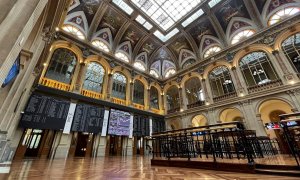 Vista del interior de la Bolsa de Madrid, con los paneles que informan de la evolución de las acciones que componen el Ibex 35. EFE/Ana Bornay