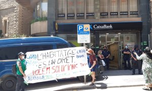 Activistas de la PAH de Barcelona ocupan una oficina de CaixaBank de Manresa para pedir la renovación de un alquiler social.