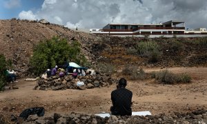 Varias personas migrantes viven en las calles de la isla de Tenerife tras huir de las malas condiciones de las macro campamentos improvisados por el Gobierno.