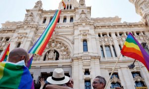 Imagen de archivo de una manifestación a favor de los derechos LGTBI frente al Ayuntamiento de Madrid. REUTERS/Susana Vera