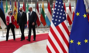 El presidente de EEUU, Joe Biden, camina con el presidente del Consejo Europeo, Charles Michel, y la presidenta de la Comisión Europea, Ursula von der Leyen, durante la cumbre UE-EE. UU., En Bruselas, Bélgica, el 15 de junio de 2021. El presidente Joe Bid