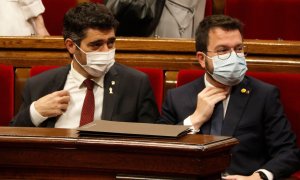 El vicepresident del Govern, Jordi Puigneró, i el president Aragonès durant el ple.