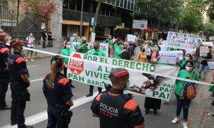 Manifestants durant la concentració davant la delegació del govern espanyol a Barcelona contra els desnonaments després del suïcidi d'un home que havia de ser desnonat, el 15 de juny del 2021.