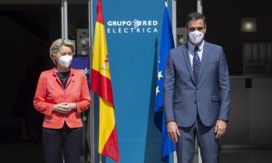 La presidenta de la Comisión Europea, Ursula von der Leyen y el presidente del Gobierno, Pedro Sánchez, posan a su llegada a la reunión, en la sede de Red Eléctrica de España, a 16 de junio de 2021, en Alcobendas, Madrid.