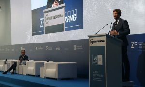 El president del PP, Pablo Casado, durant la seva intervenció al Cercle d'Economia, juntament amb el president de VidaCaixa, Jordi Gual.