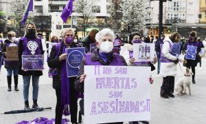 Varias mujeres participan en una concentración feminista convocada por la Comisión 8M en la Plaza del Ayuntamiento, en Santander, Cantabria (España) a 8 de marzo de 2021