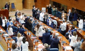 18/06/2021.- Diputados de la Asamblea de Madrid aplauden al diputado de Podemos Serigne Mbaye Diouf (2d) durante la segunda jornada del debate de la sesión de investidura de la XII Legislatura de la Comunidad de Madrid, este viernes. EFE/ Juan Carlos Hida