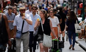 17/06/2021 - Ciudadanos pasean por una calle de París (Francia) en el primer día en el que ya no es obligatorio llevar mascarilla en exteriores.
