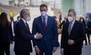 El presidente del Cercle d'Economia, Javier Faus y el presidente del Gobierno, Pedro Sánchez reciben al primer ministro italiano, Mario Draghi, a su llegada para recoger el premio Europa del Cercle en la sesión de la XXXVI Reunió Cercle d'Economia 'Premi