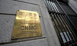 Logo de la Comisión Nacional de los Mercados y la Competencia (CNMC) a la entrada de su sede en Madrid. E.P./Óscar Cañas