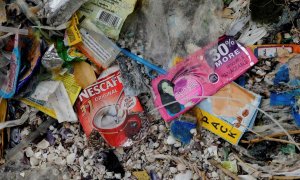 Un sobre de Nescafé y restos de basura en una playa de Filipinas.