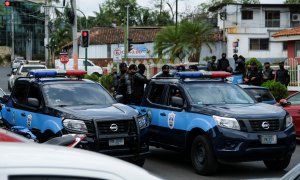 Imagen de varios oficiales de la Policía Nacional de Nicaragua vigilando los alrededores de la Oficina del Fiscal General, donde se encuentra Cristiana Chamorro. - Reuters