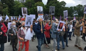 Los manifestantes portan fotografías de víctimas de la dictadura franquista, frente al Pazo de Meirás, en Sada. - Xoán Blanco