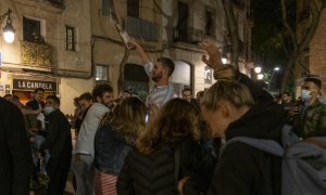Imagen de archivo de varias personas celebrando un botellón en las calles de Barcelona. - EUROPA PRESS
