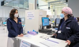 La presidenta de la Comunidad de Madrid, Isabel Díaz Ayuso, habla con una trabajadora durante su visita al inicio del proceso de vacunación contra el COVID-19 en el Hospital Público Enfermera Isabel Zendal, en Madrid, a 23 de febrero de 2021