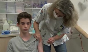 Israel acelera la vacunación de los menores tras los brotes en escuelas