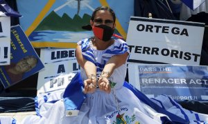 La activista Carolina Sédiles, de la Coalición por la Libertad de Nicaragua, protesta frente a la sede de la Organización de Estados Americanos (OEA), el 15 de junio en Washington ante la oleada represiva en Nicaragua.