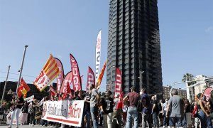 Miles de trabajadores de CaixaBank han salido este martes a la calle en una treintena de ciudades de toda España.