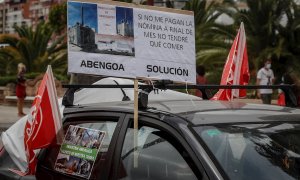 Los trabajadores de Abengoa se manifiestan en una marcha en vehículos por las calles de Sevilla para exigir a las administraciones una solución definitiva a la situación de la empresa. EFE/Jose Manuel Vidal